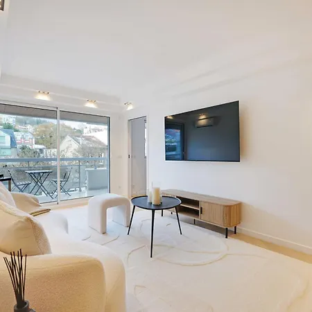 Charming With Ac & Balcony