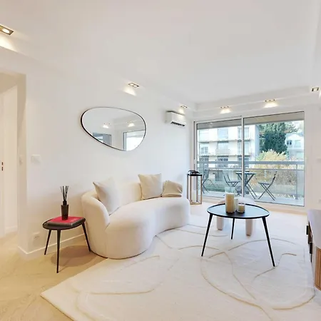 Charming With Ac & Balcony *