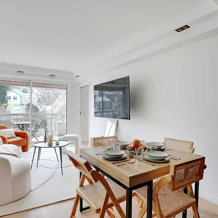 Lejlighed Charming With Ac & Balcony