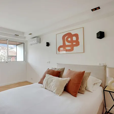 Charming With Ac & Balcony *