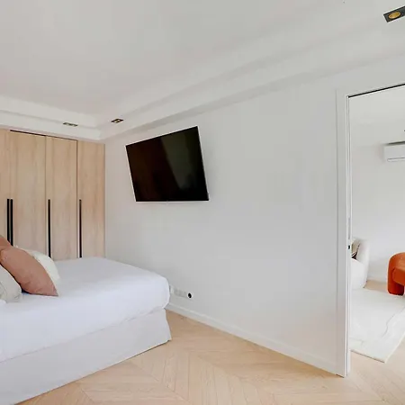 Charming With Ac & Balcony Suresnes