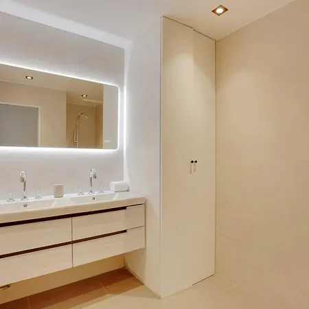 Lejlighed Charming With Ac & Balcony