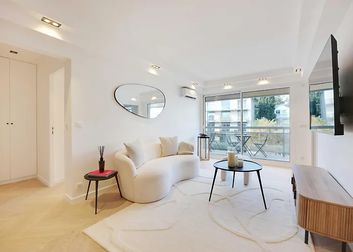 Charming With Ac & Balcony *