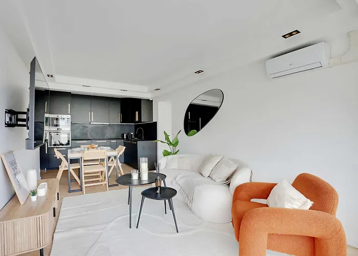 Charming With Ac & Balcony Appartement Suresnes