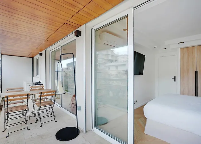 Charming With Ac & Balcony Suresnes