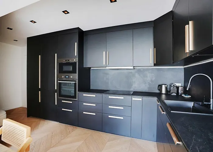 Charming With Ac & Balcony Appartement *