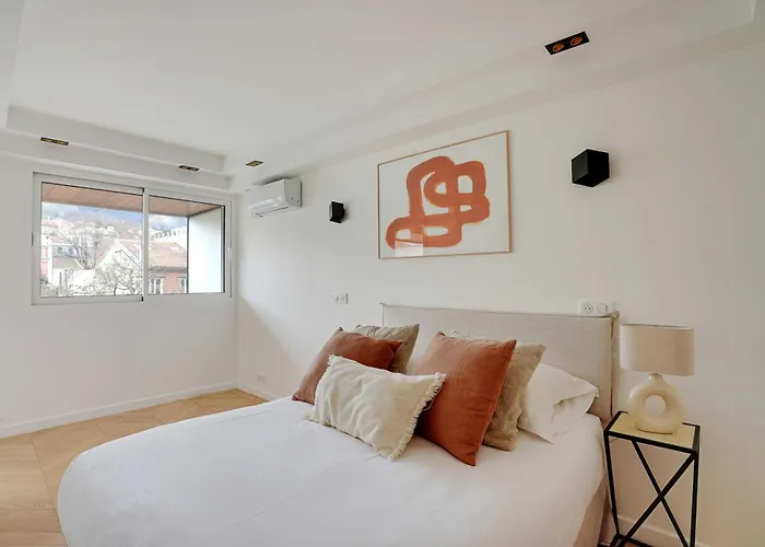 Charming With Ac & Balcony *