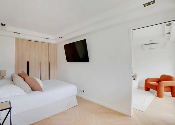 Charming With Ac & Balcony Suresnes